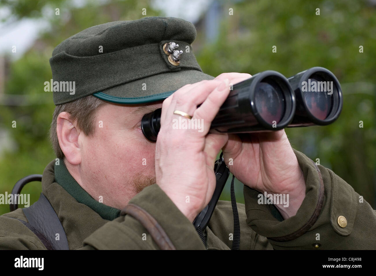 Jäger, Schütze, jagen, Jagd, Rennen, aus den Augen gehen, ins Auge fassen,  Fernglas, Optik, aussehen, Pirsch, Stiel Stockfotografie - Alamy