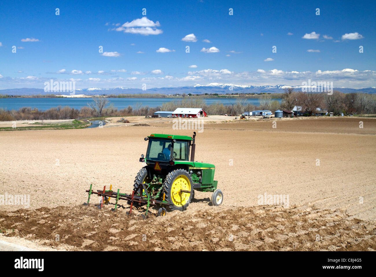 Traktor schneiden corrugates in Feld für die Bewässerung in der Nähe von Lake Lowell im Canyon County, Idaho, USA. Stockfoto