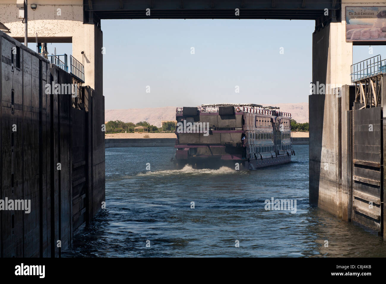 Rauchen Heck eine Nil Kreuzfahrt Boot Esna Schleuse Ägypten gesehen durch die geöffneten Schleusen auf der Durchreise Stockfoto