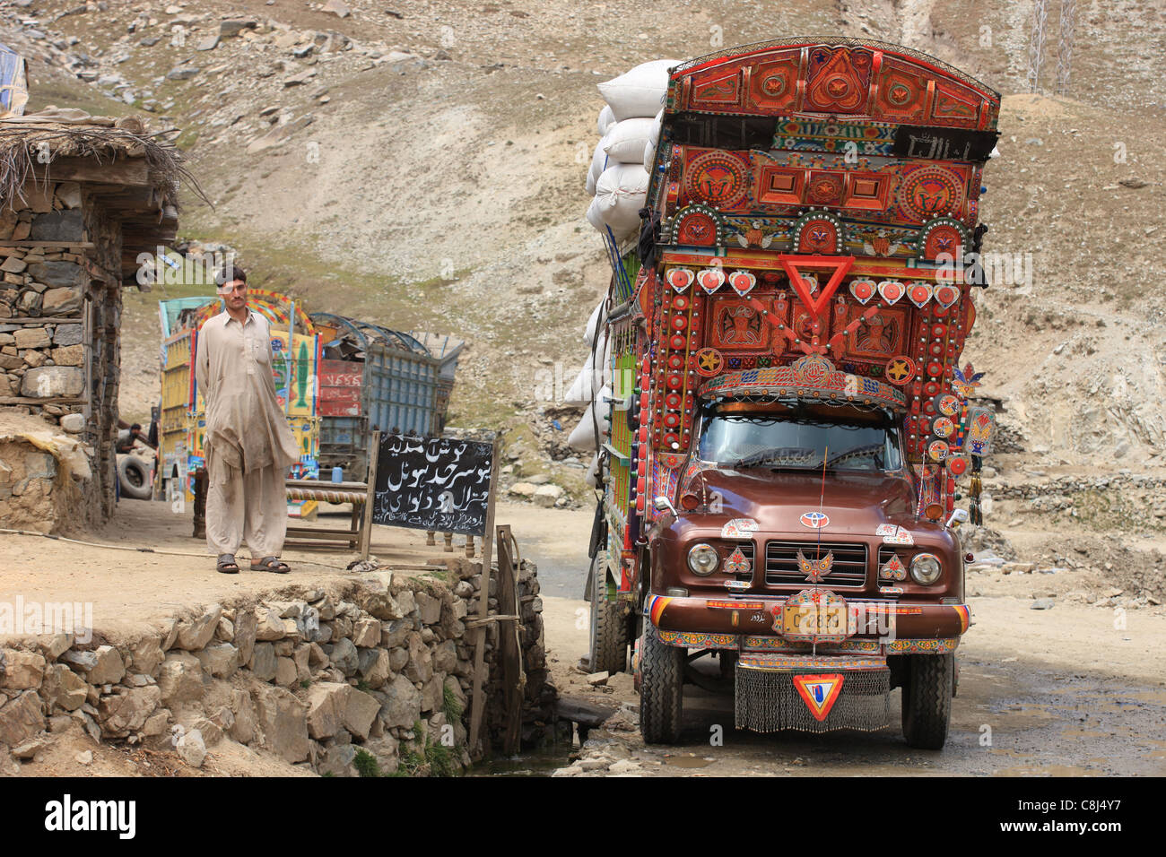 Bedford, LKW, Pakistan, Pakistan, Asien, Baluchistan Last von waren auf dem Weg, auf der Straße, Reise, Überlastung, Verkehr Stockfoto