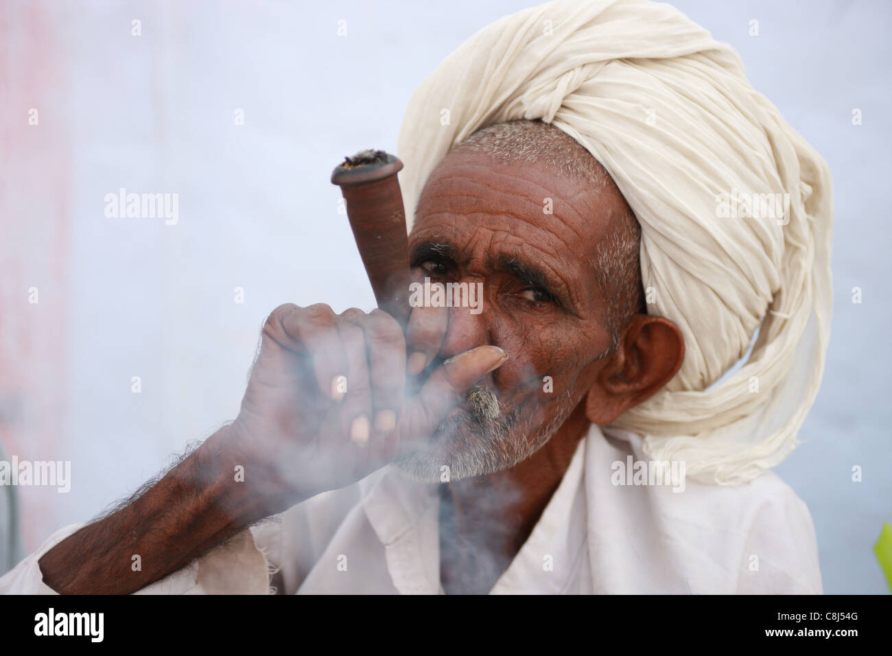 Ganja, Pushkar, Rajasthan, Indien, Asien, heiliger Mann, Yogi, Ascet, Asket, Ashram, Pilger, Asche, Turban, Blume, meditation Stockfoto