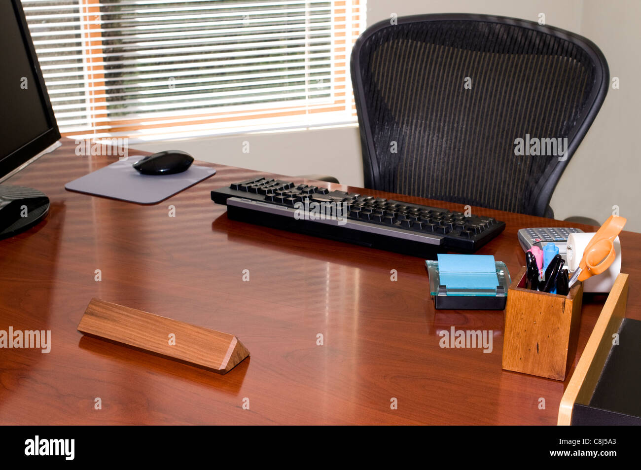 Büro-Schreibtisch mit und Stuhl mit leeren Typenschild für deinen Text! Stockfoto