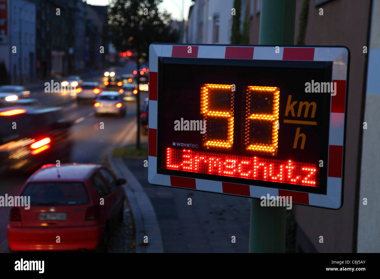 Geschwindigkeitsanzeige in einer belebten Straße in der Stadt Essen, Deutschland. Zeigt die Geschwindigkeit der vorbeifahrenden Autos. Höchstgeschwindigkeit ist 50 KM/H. Stockfoto