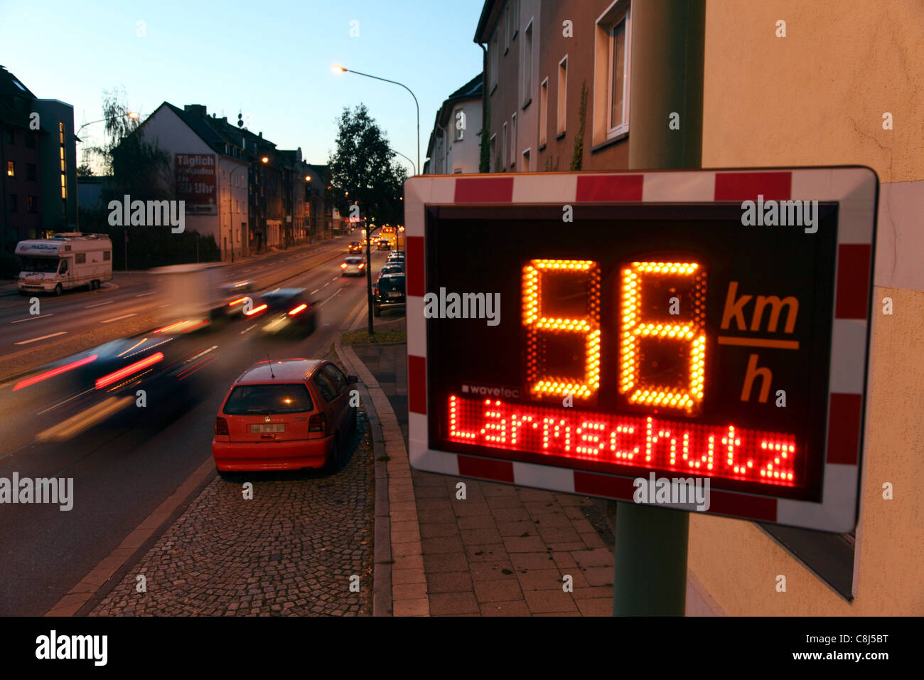 Geschwindigkeitsanzeige in einer belebten Straße in der Stadt Essen, Deutschland. Zeigt die Geschwindigkeit der vorbeifahrenden Autos. Höchstgeschwindigkeit ist 50 KM/H. Stockfoto