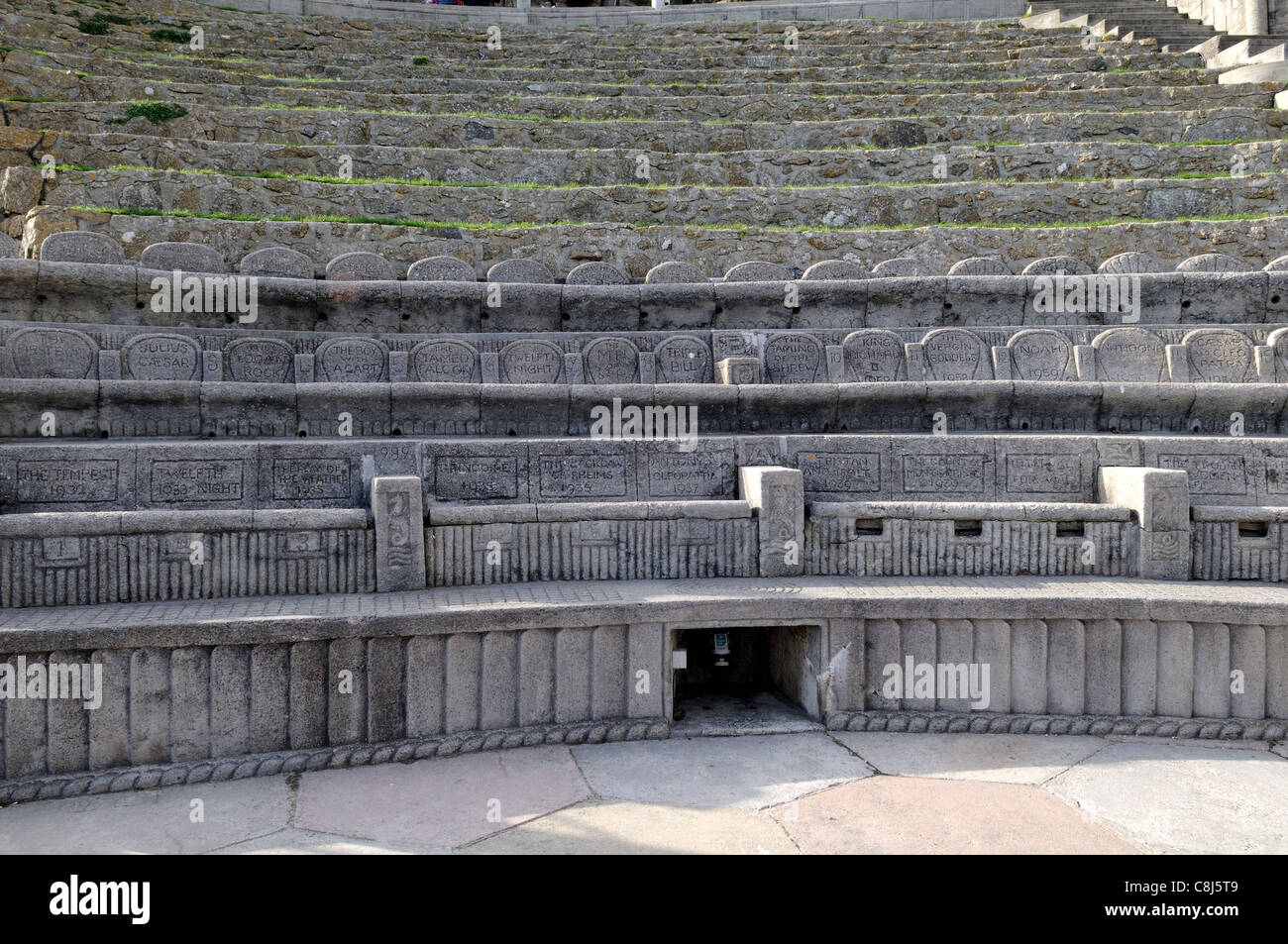 Geschnitzten Stein Sitze bei The Minack Theatre Porthcuro Cornwall England UK GB Stockfoto