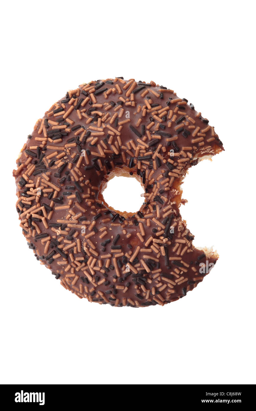 Einem eisgekühlten Donut mit einem Biss auf weißem Hintergrund. Stockfoto