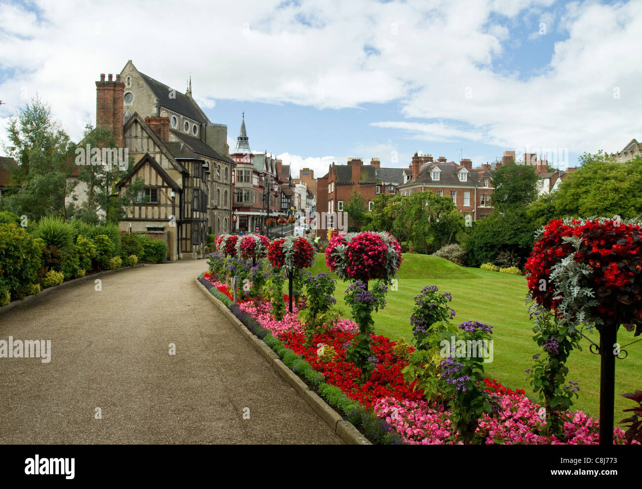 Straße, gesäumt von Blumen in der malerischen Stadt Shrewsbury, Shropshire, England Stockfoto