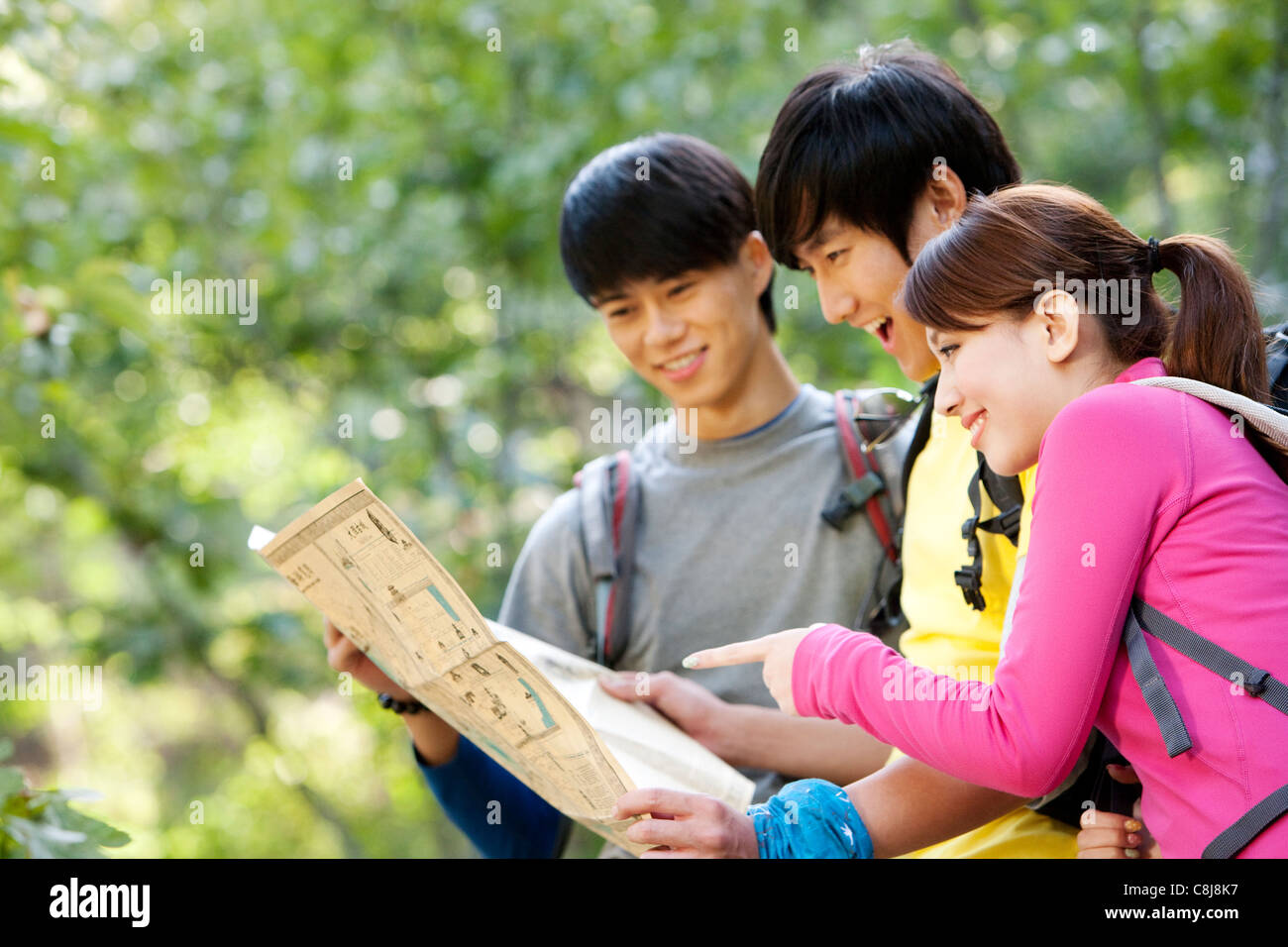Wanderer mit Hilfe einer Karte Stockfotografie - Alamy