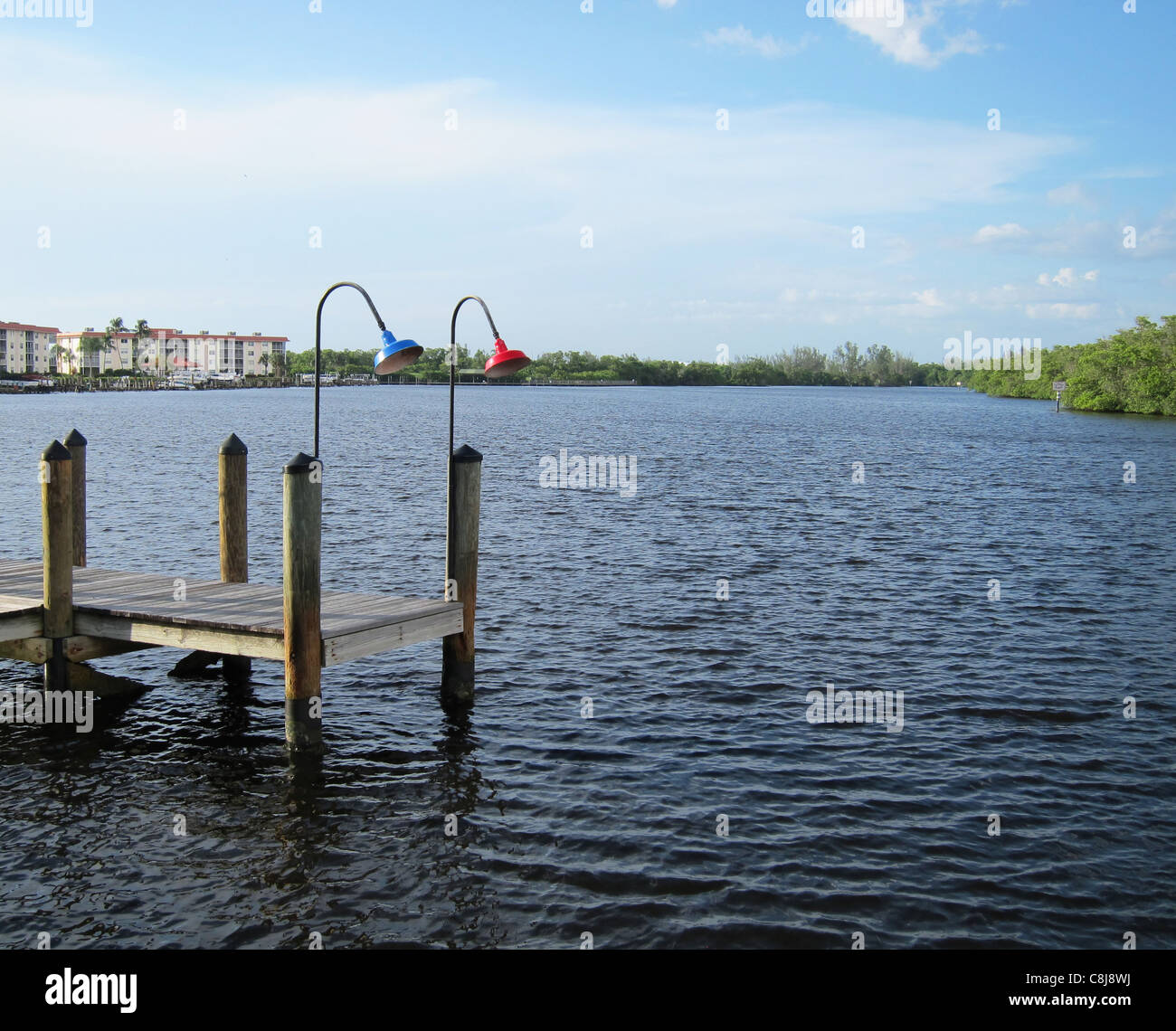alten Holzboot dock durch einen Einlass in Naples, Florida Stockfoto