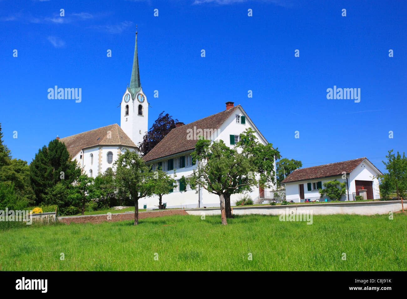 Dorf, Himmel, Hombrechtikon, Häuser, Häuser, Kirche, Turmuhr, Religion, Schweiz, Sonntag, Uhr, watch, Kanton Zürich, Bl Stockfoto