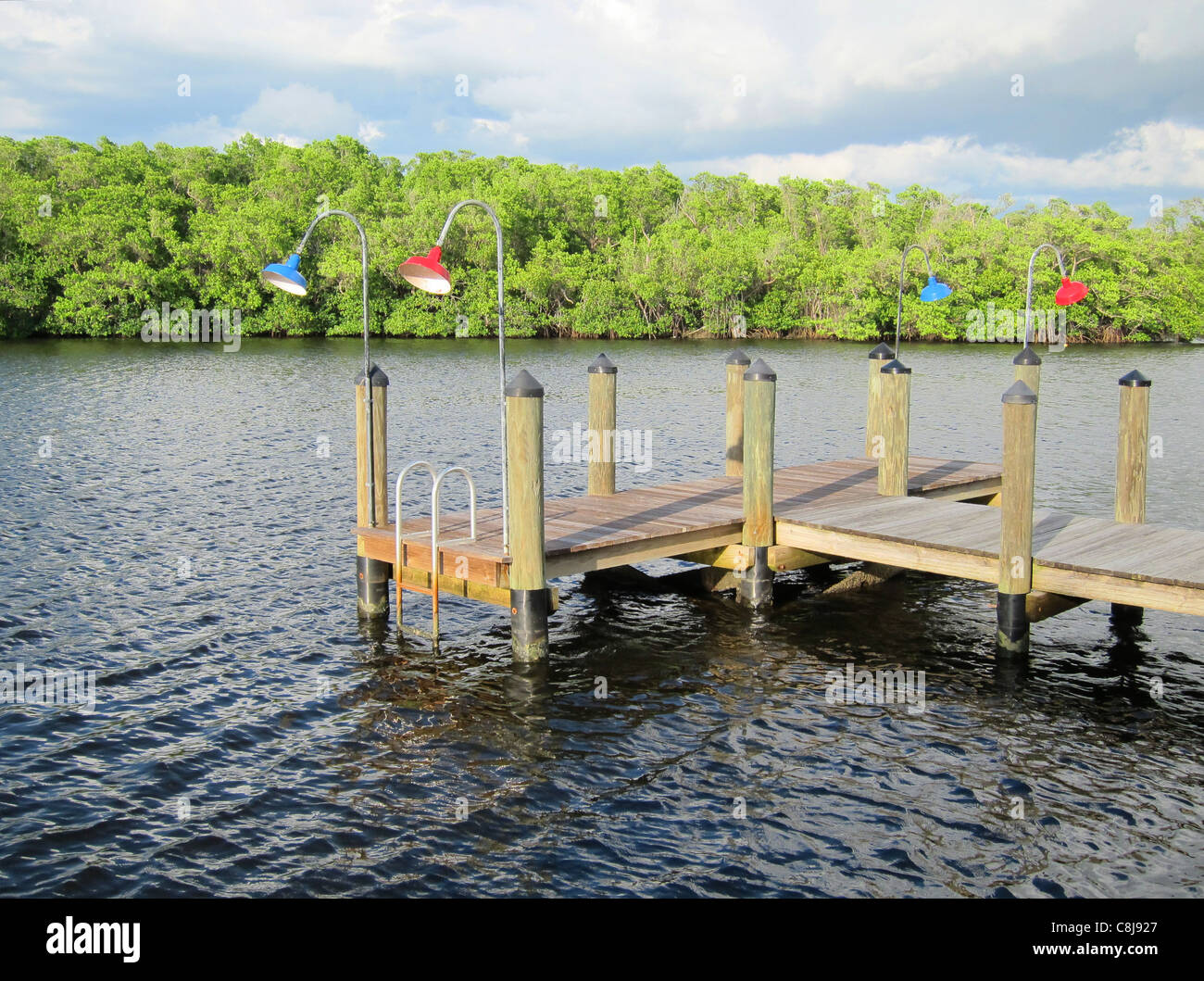 alten Holzboot dock durch einen Einlass in Naples, Florida Stockfoto