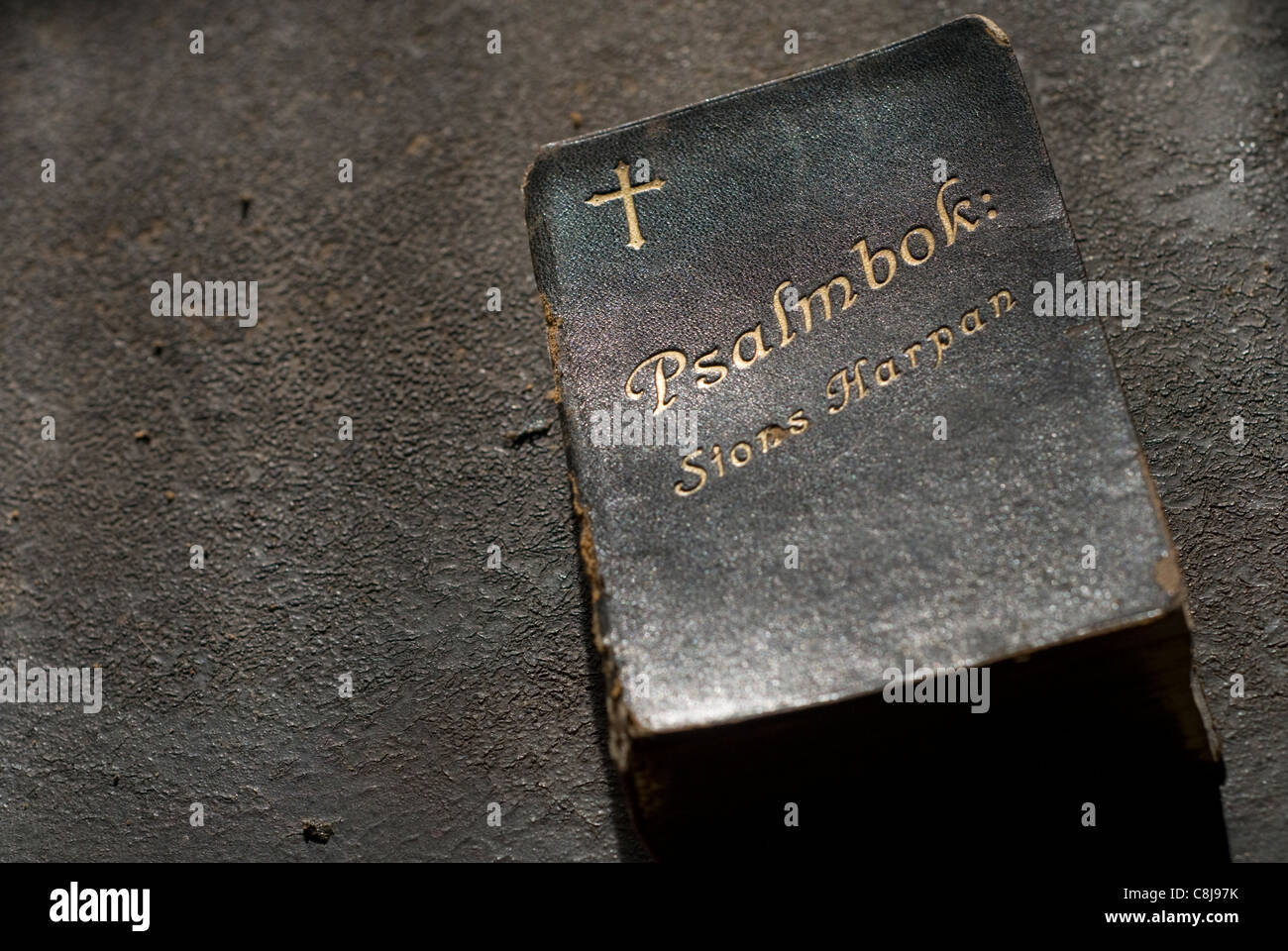Ein altes schwarzes Buch der Psalmen (in Niederländisch) lag auf einem Tisch Stockfoto
