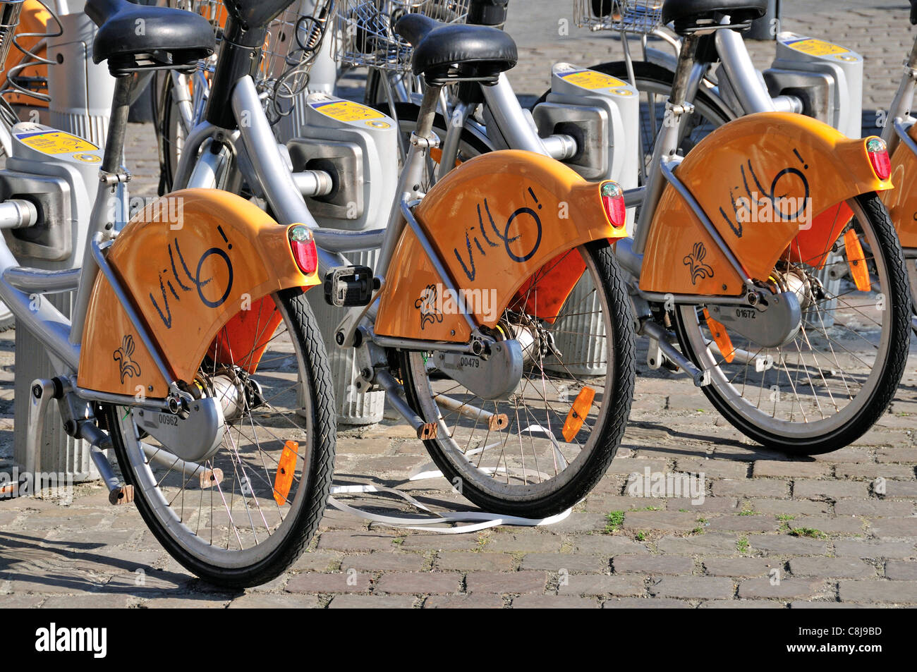 geparkt, Bahnhof, Belgien, Brüssel, Europa, Fahrräder, Motorräder, Vermietung, Zeile, Verkehr, Umwelt, ökologisch, Distri Stockfoto