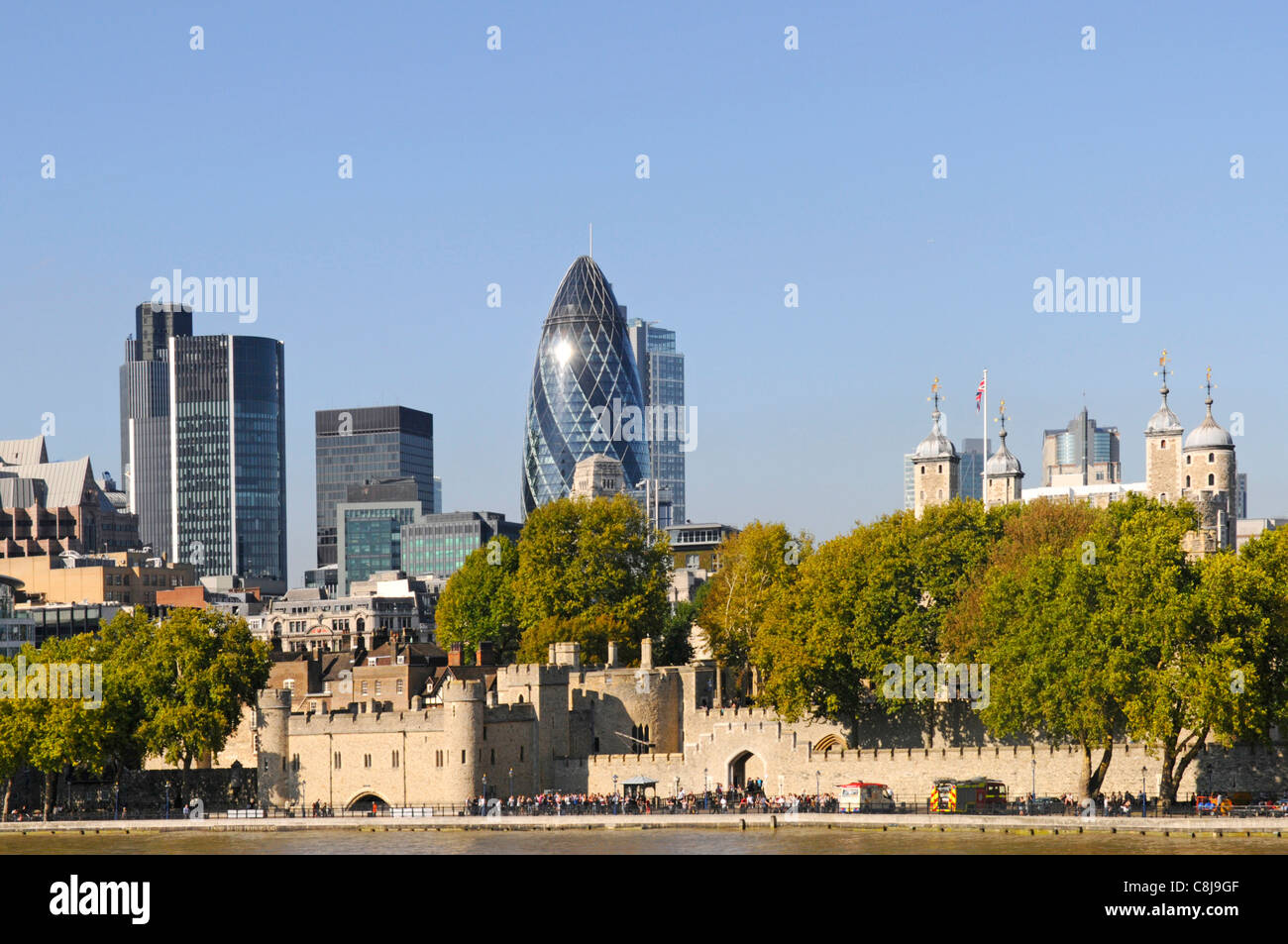 Stadtlandschaft am Flussufer historischer Waterfront Tower of London & Wahrzeichen Skyline Wolkenkratzer Bürogebäude & Gherkin in City of London England UK Stockfoto