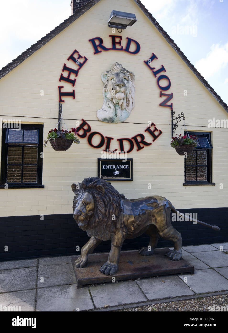 Löwenstatue außerhalb der Red Lion Pub in Boldre, New Forest, Hampshire, England Stockfoto