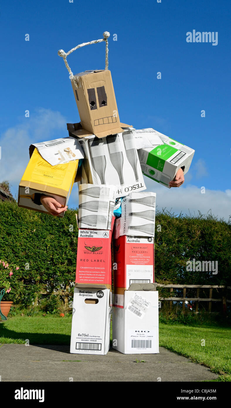 ein kleiner Junge in hausgemachten Karton Roboter-Anzug Stockfoto