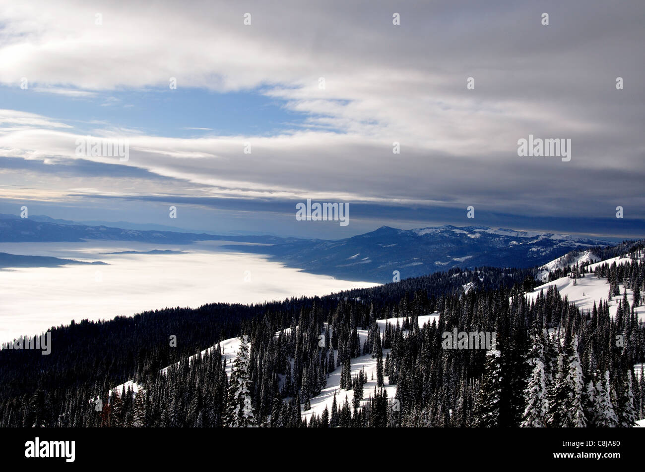 Blick auf eine Wolke bedeckt Long Valley aus auf West-Berg Stockfoto