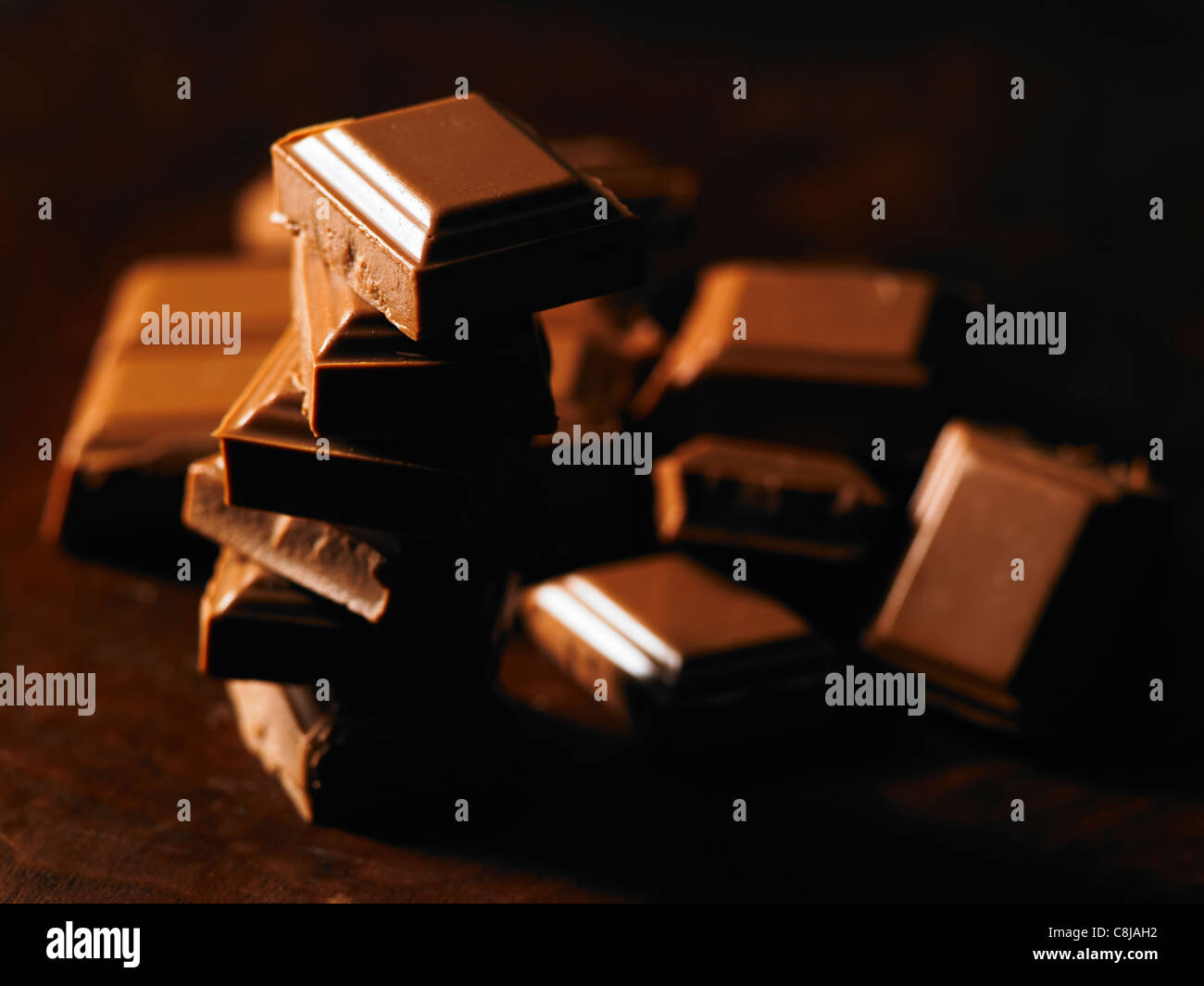 Dunkel und launisch Blöcke von Schokolade Stockfoto