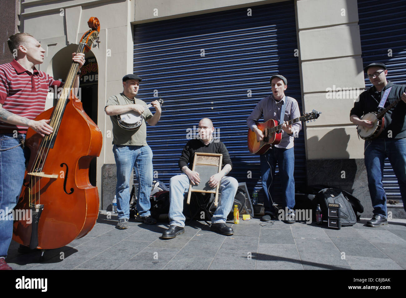 Eine SkiffleBand spielt auf der Straße hinter dem Cavern Pub