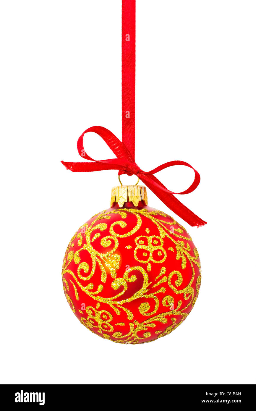 Weihnachtskugel rot, hängend von einem Band, isoliert auf weißem Hintergrund Stockfoto