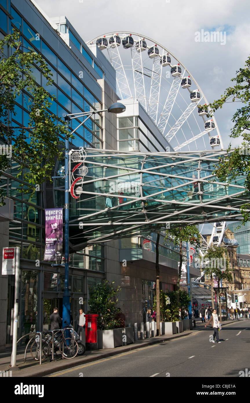 Corporation Street, Manchester, England, UK. Marks & Spencer speichern auf Links mit der Fußgängerbrücke, die Anbindung an das Arndale Centre. Stockfoto