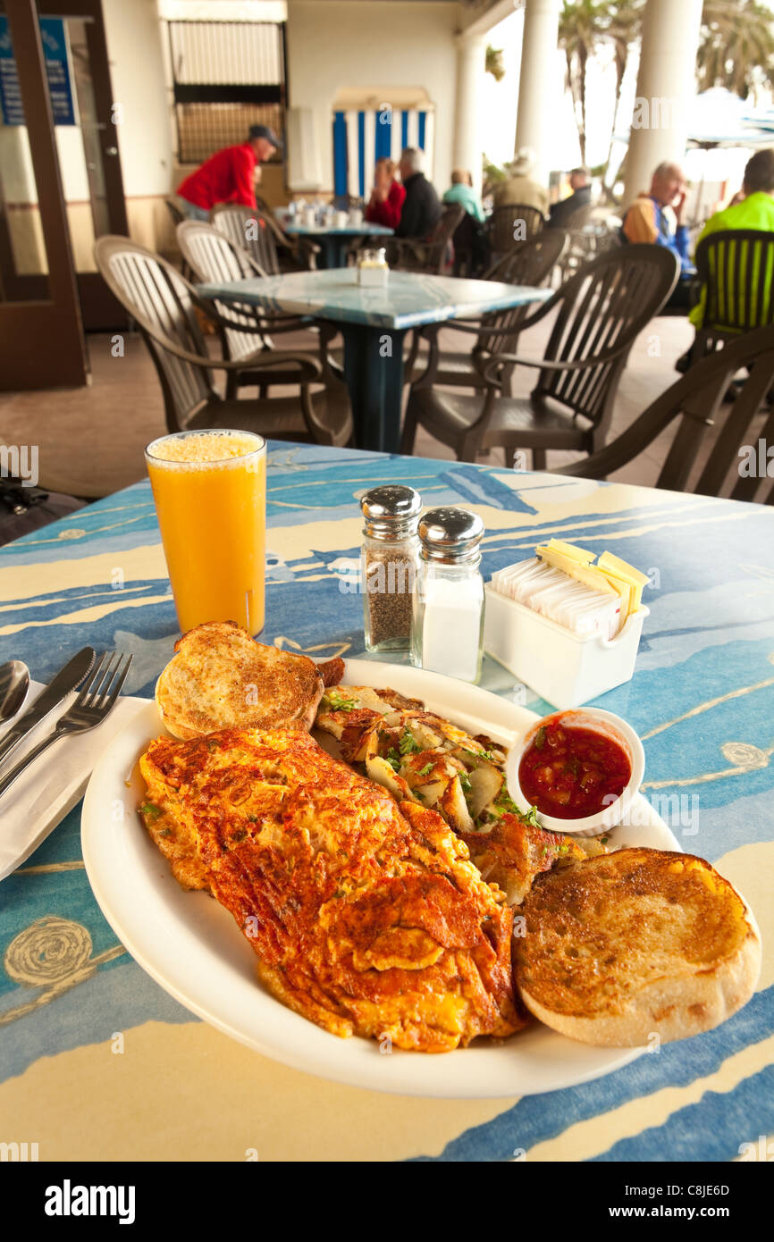 Santa Barbara-Omelette mit Salsa und Cheddar-Käse, East Beach Grill, Santa Barbara, California, Vereinigte Staaten von Amerika Stockfoto