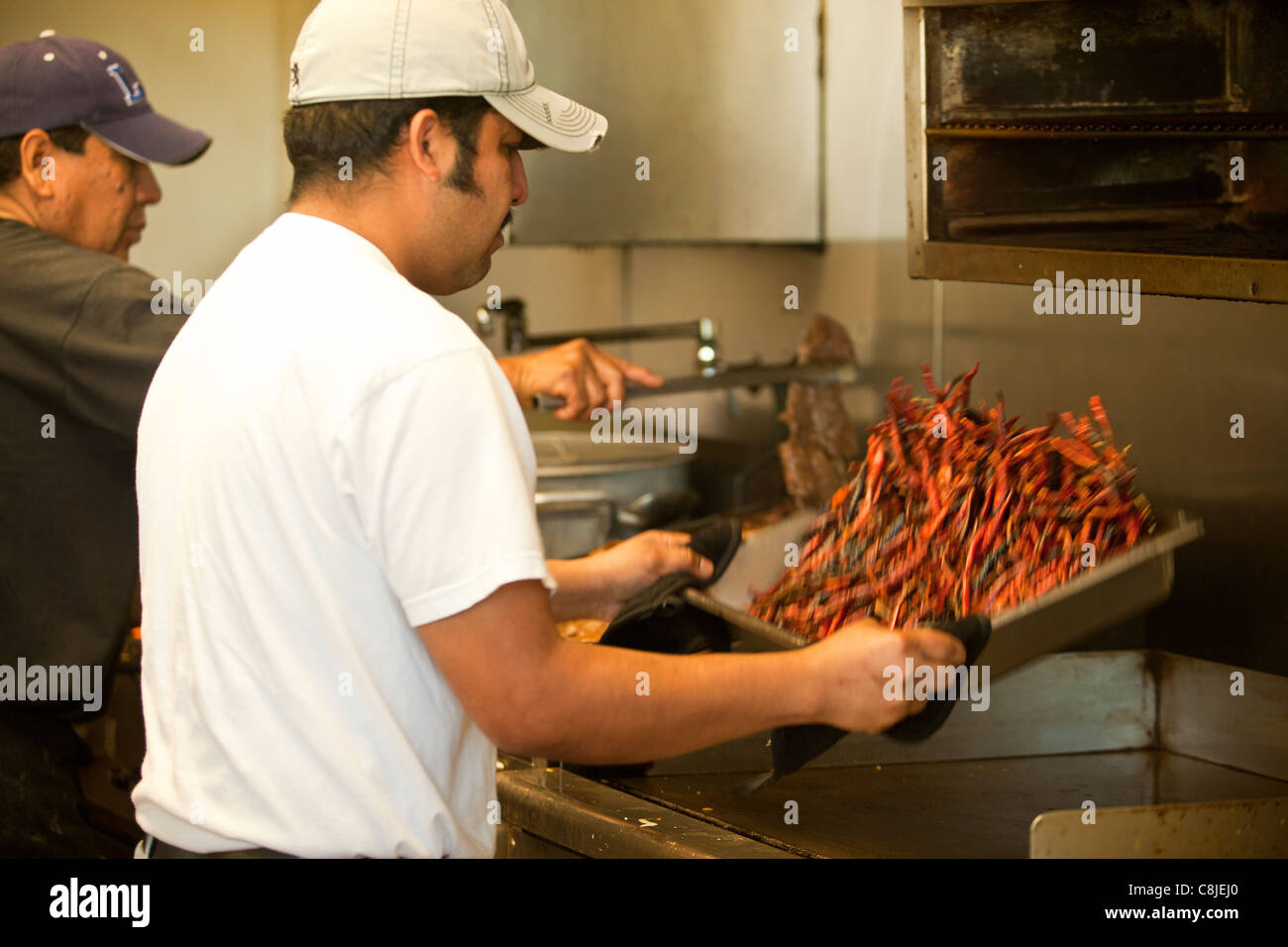 Köche arbeiten bei kleinen Alex Mexican Grill, Montecito, Kalifornien, Vereinigte Staaten von Amerika Stockfoto