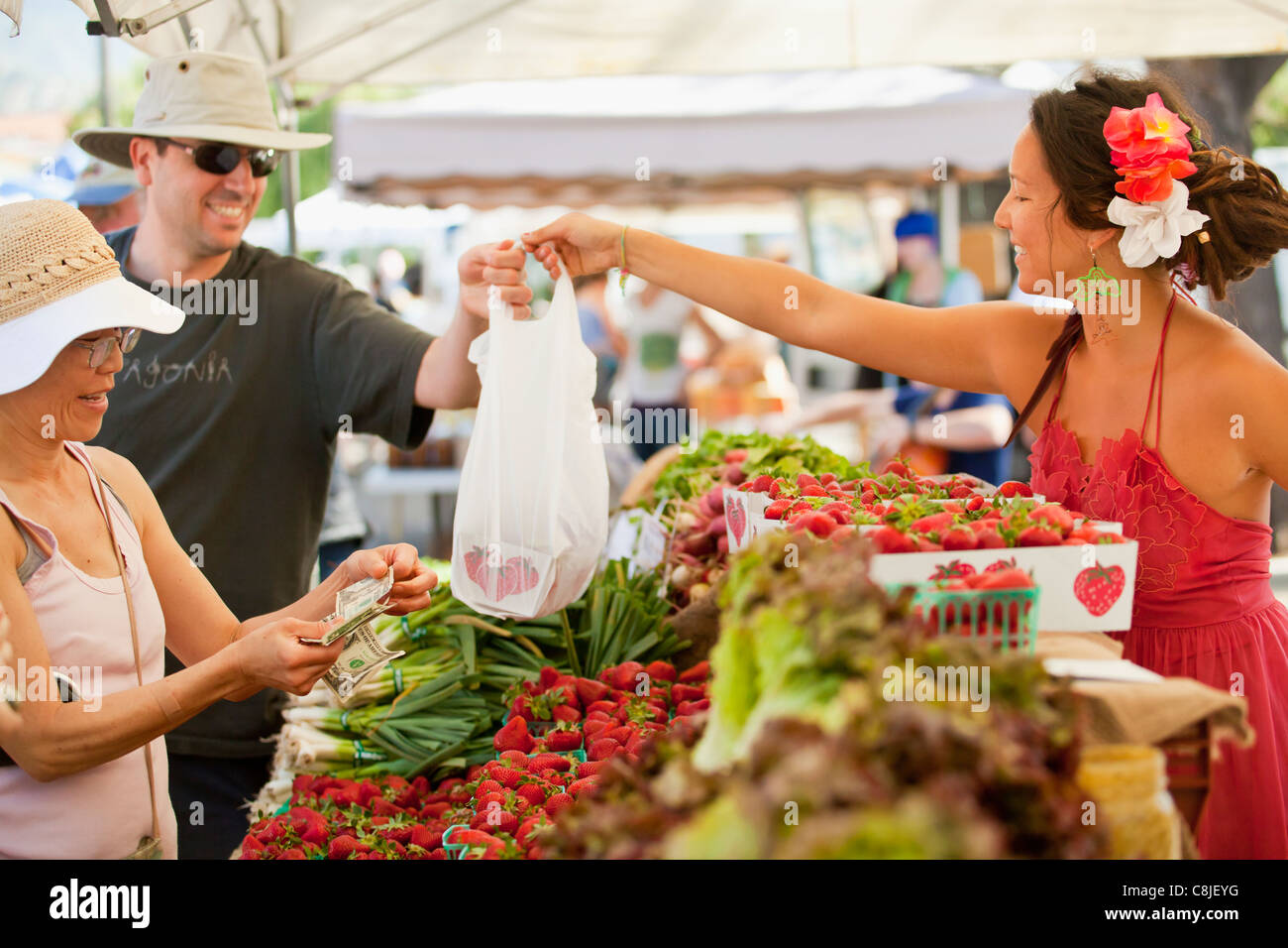 Anbieter verkaufen Erdbeeren und Salat, Bauernmarkt, Santa Barbara, California, Vereinigte Staaten von Amerika Stockfoto