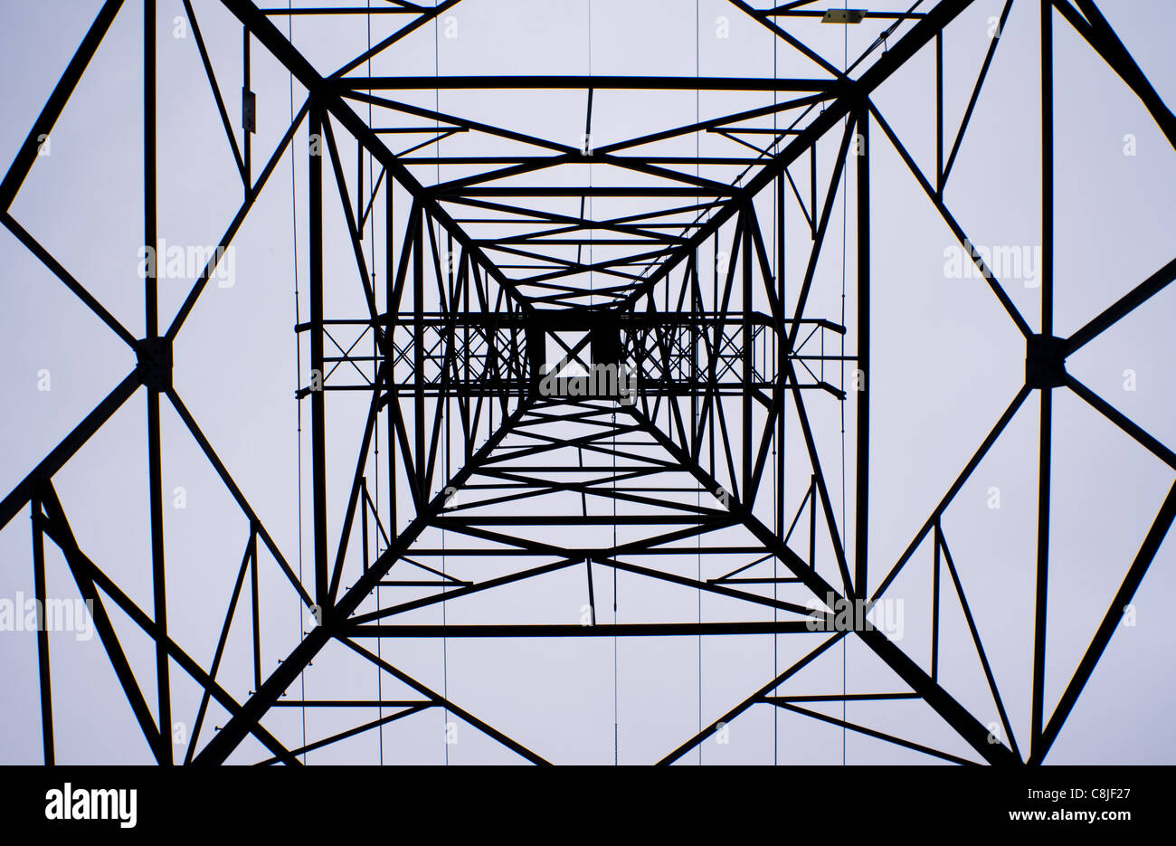 Elektrische Sendemast als abstrakte Muster Stockfoto