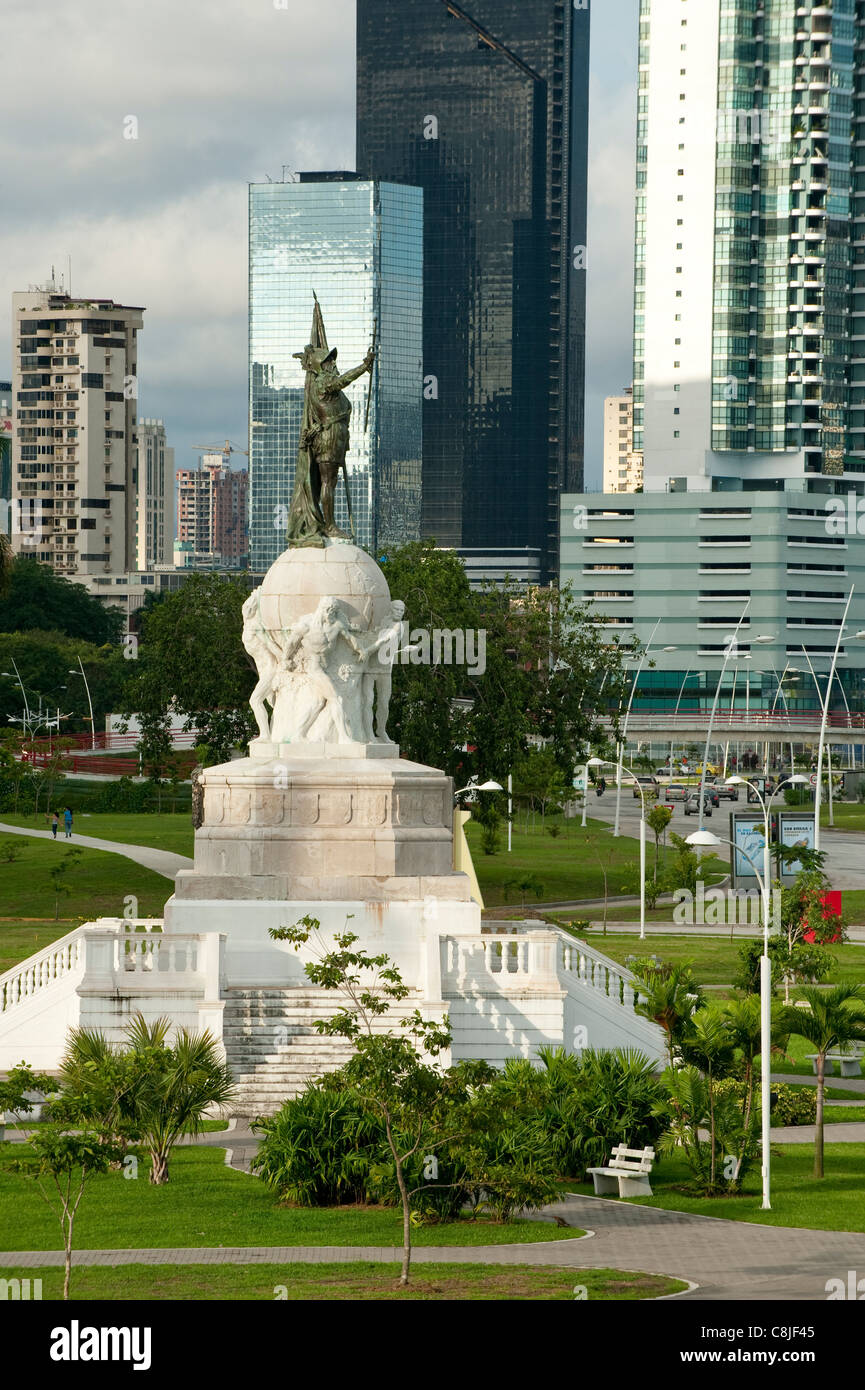 Balboa-Denkmal und Wolkenkratzern auf Hintergrund. Cinta Costera bayside Straße, Panama City, Panama, Mittelamerika. Stockfoto