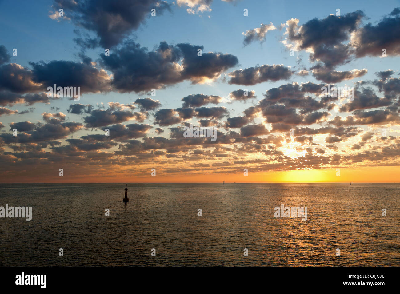 Farbigen Sonnenaufgang über dem Meer. Stockfoto