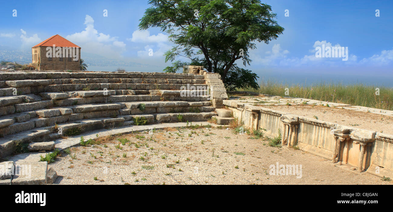 Römisches Theater in der Nähe des Meeres gebaut Stockfoto