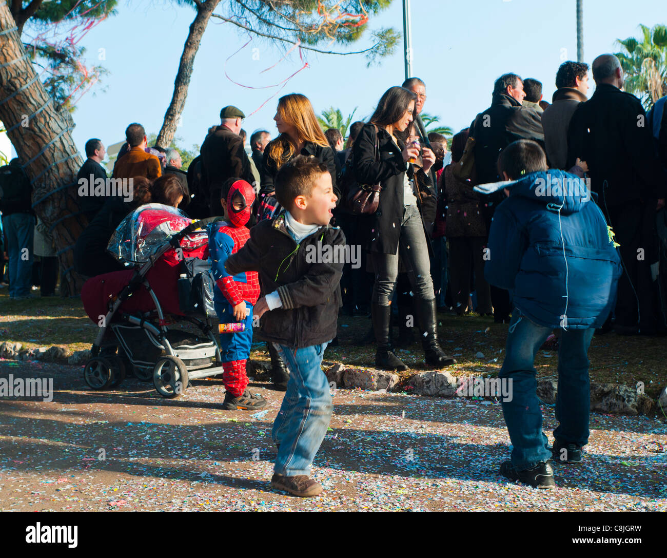 Nizza, Frankreich, Kleinkinder genießen jährlichen Karnevalsveranstaltungen auf Straße, werfen Papier Konfetti Stockfoto