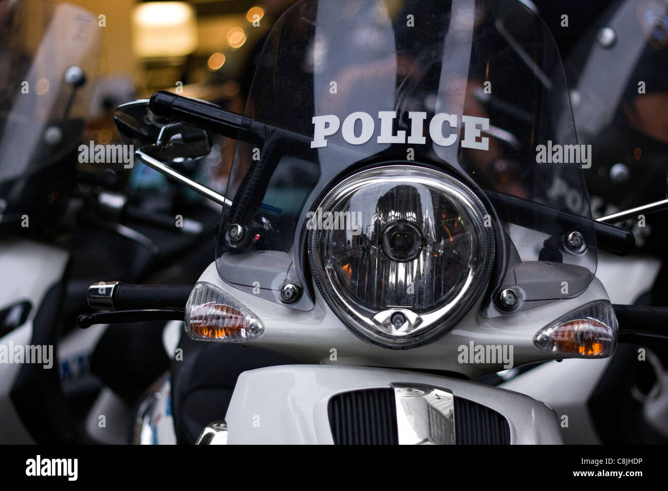 NYPD Scooter mit schwarzen Stab eingeklemmt hinter der Windschutzscheibe. Stockfoto