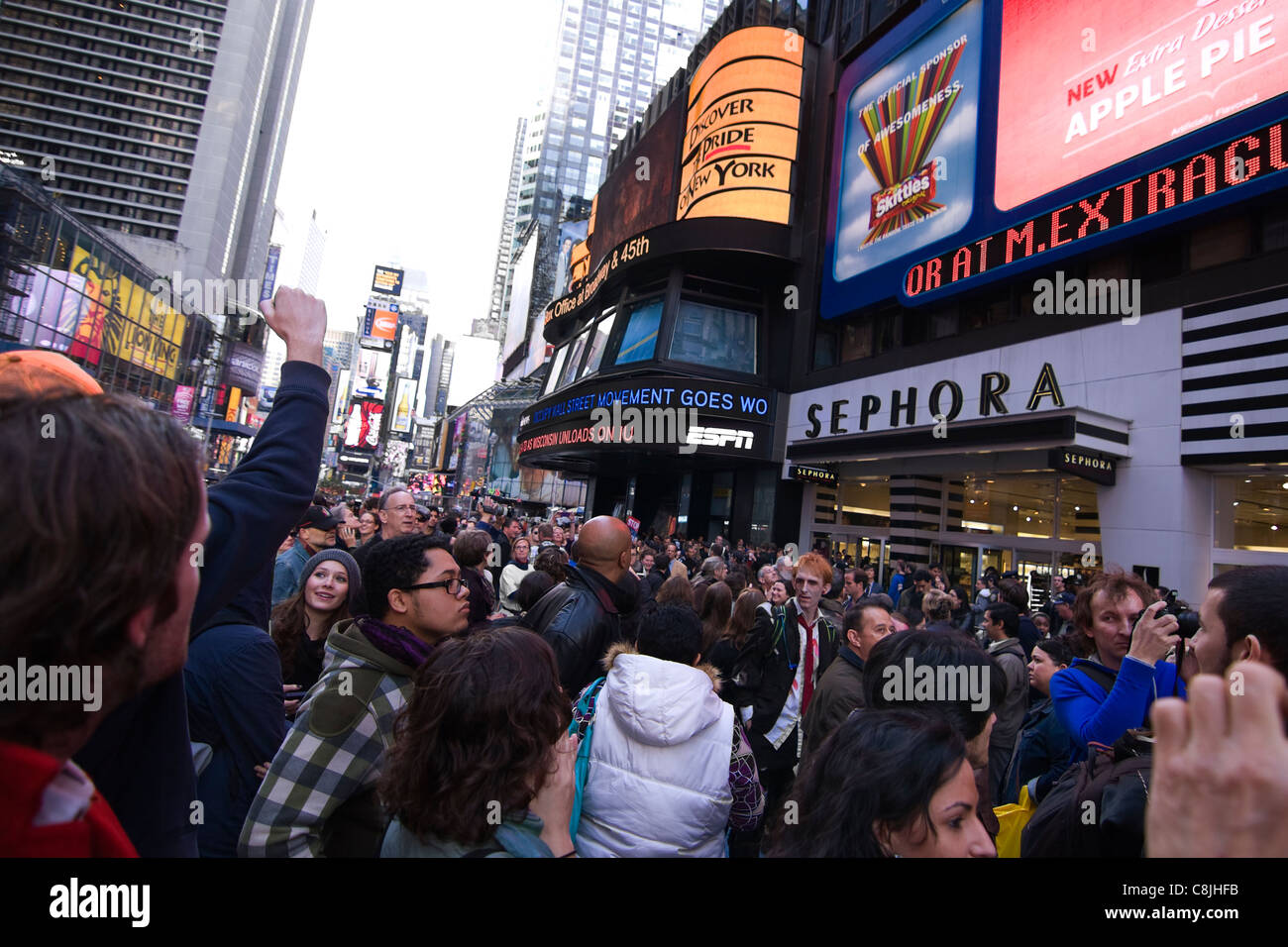 OCCUPY WALL STREET Bewegung geht weltweit Schriftrollen in den ABC News Gebäude in Times Square New York City am 15. Oktober 2011 Stockfoto