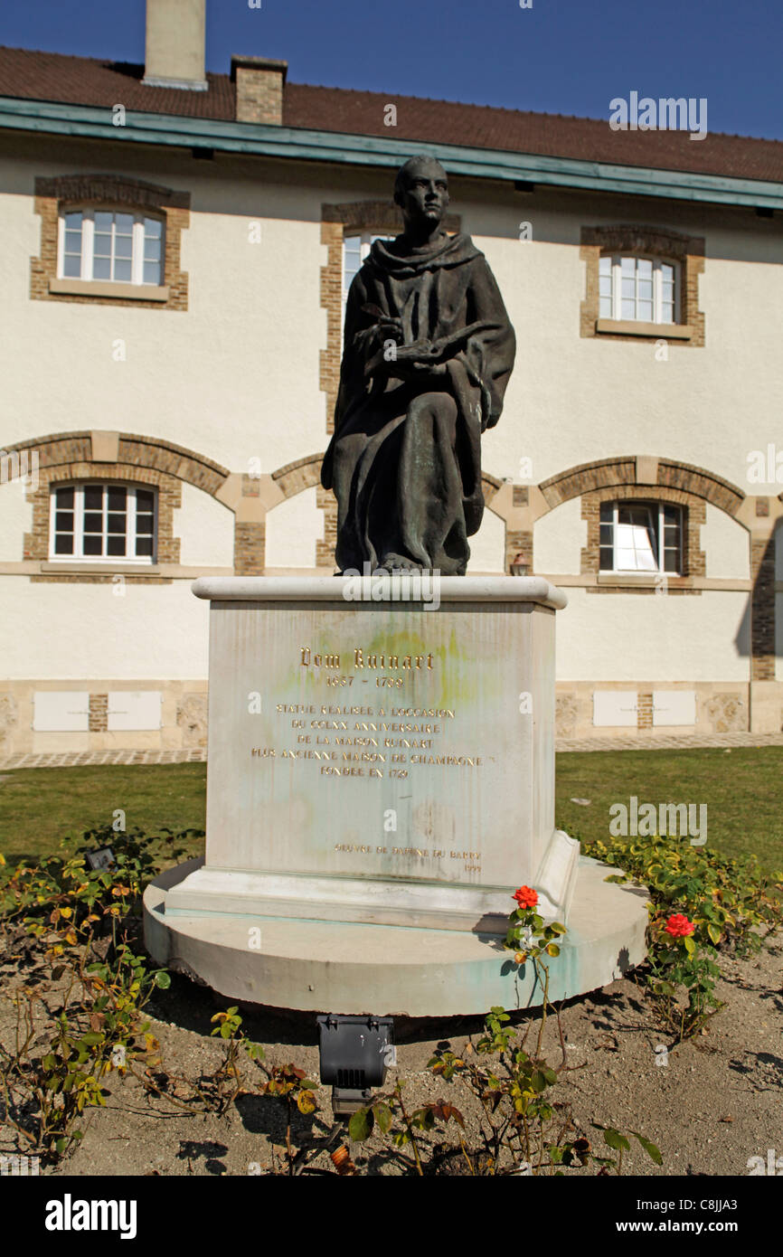 Statue von Dom Ruinart im Ruinart Champagner-Haus in Reims-Frankreich Stockfoto