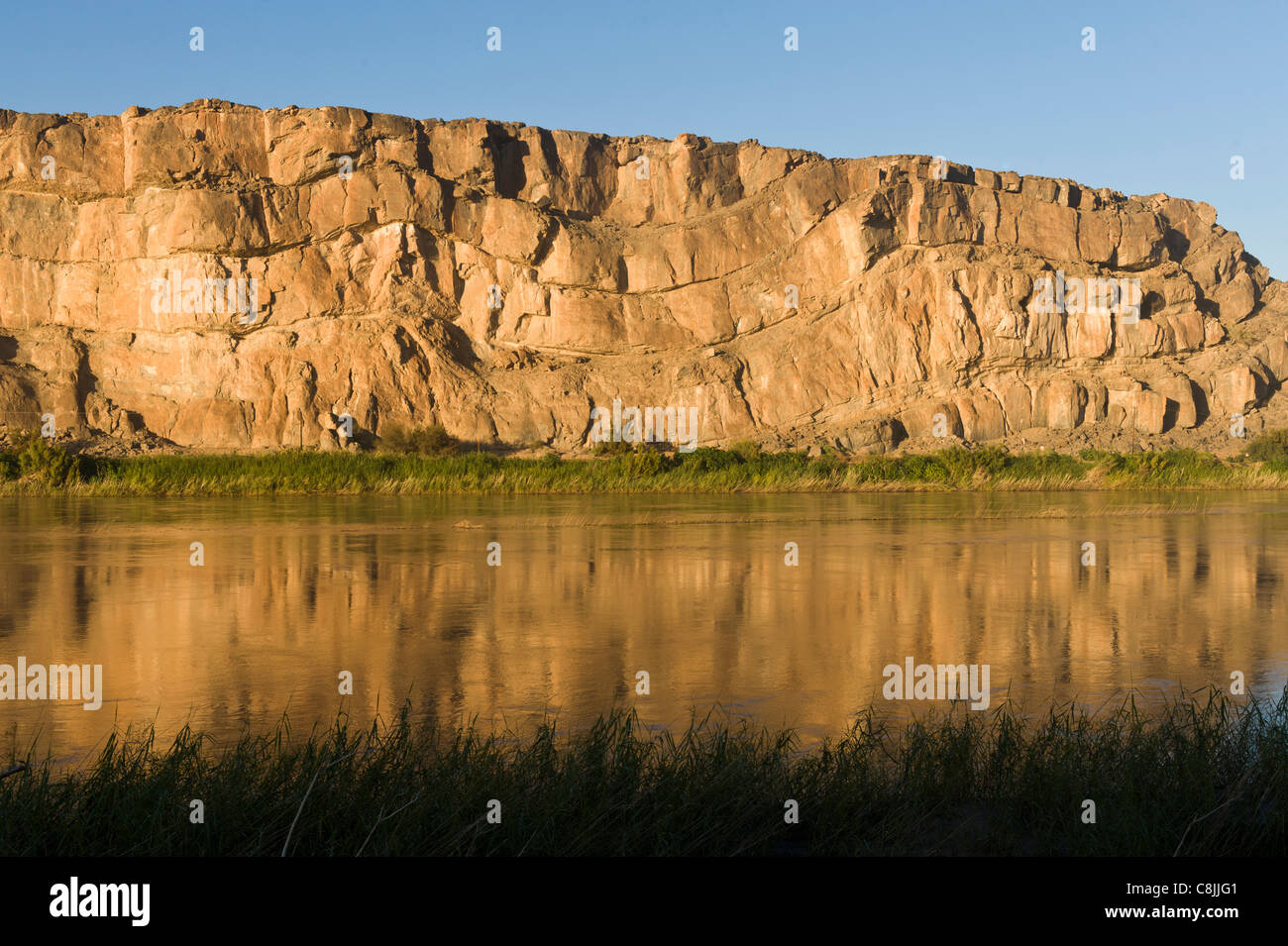 Geologischen Falte in eine Felsformation mit Schichten an Oranje Fluss Grenze von Südafrika und Namibia Stockfoto