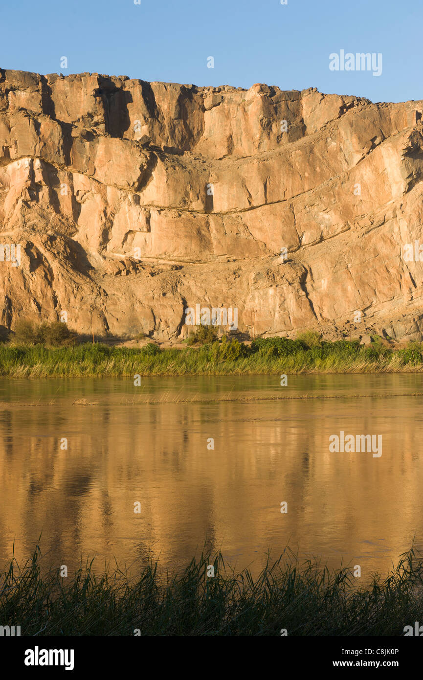 Geologischen Falte in eine Felsformation mit Schichten an Oranje Fluss Grenze von Südafrika und Namibia Stockfoto