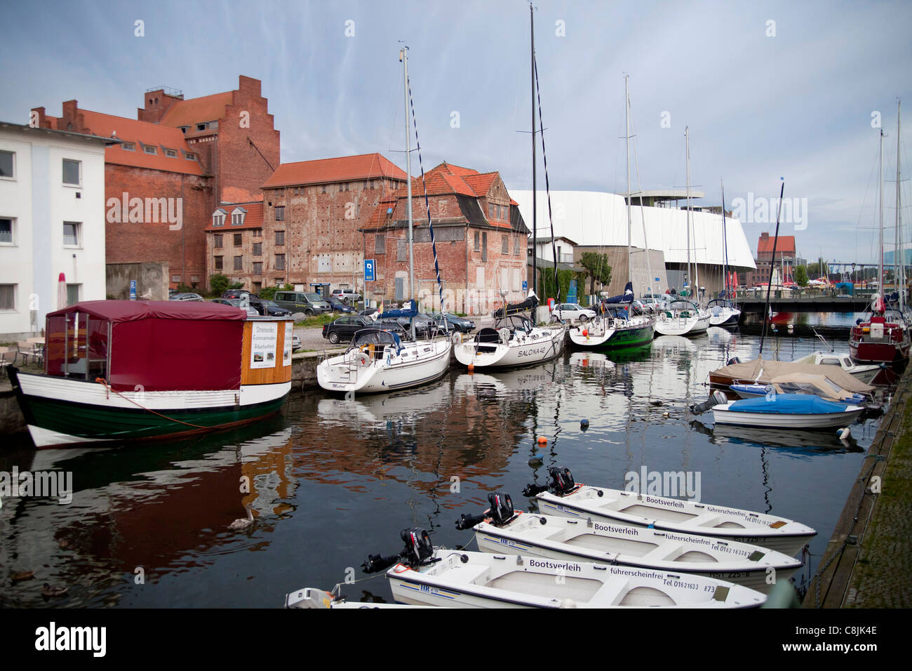 Boote an einem Kanal vor das Ozeaneum in der Hansestadt Stralsund, Mecklenburg-Vorpommern, Deutschland Stockfoto