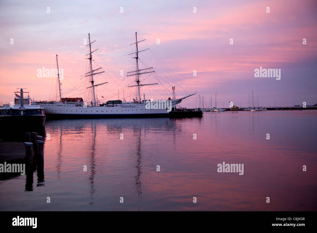 Sonnenuntergang über den Hafen und die drei-Mast-Bark Gorch Fock 1 in Stralsund, Mecklenburg-Vorpommern, Deutschland Stockfoto