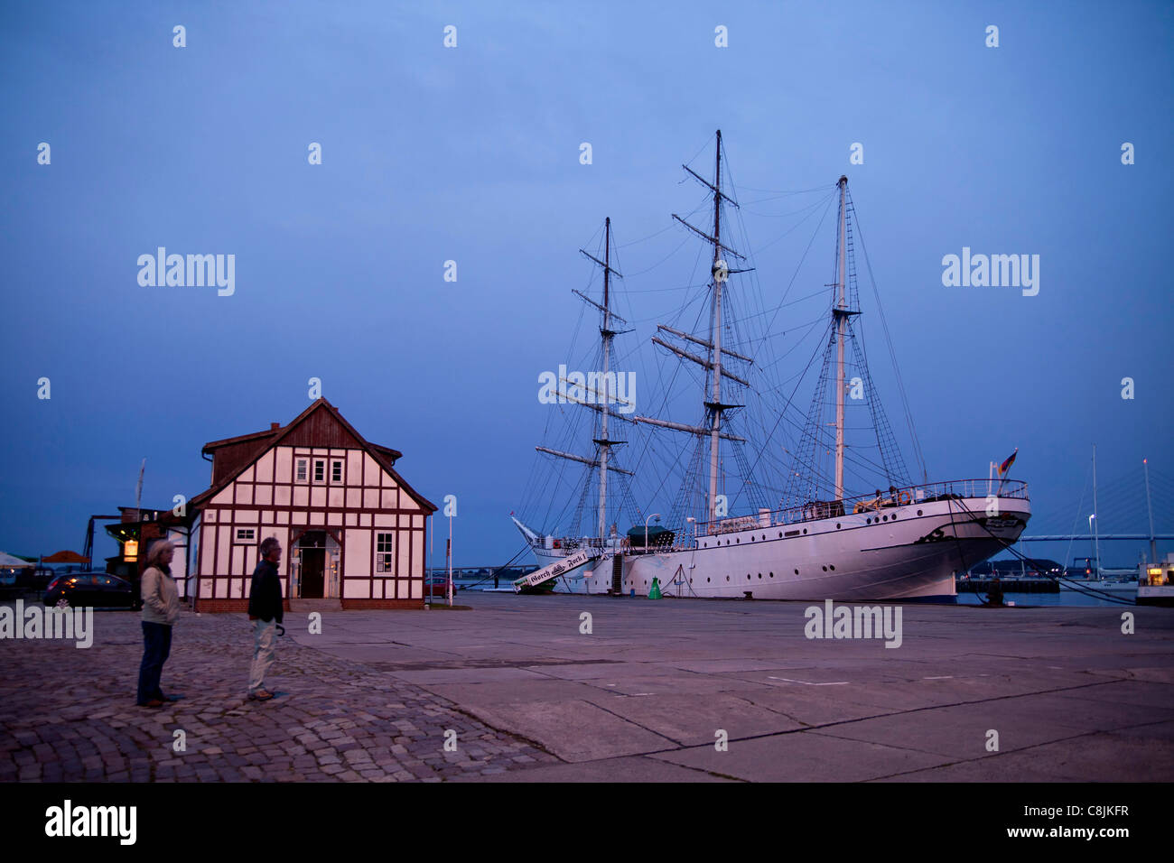 blaue Stunde auf den Hafen und die drei-Mast-Bark Gorch Fock 1 in Stralsund, Mecklenburg-Vorpommern, Deutschland Stockfoto