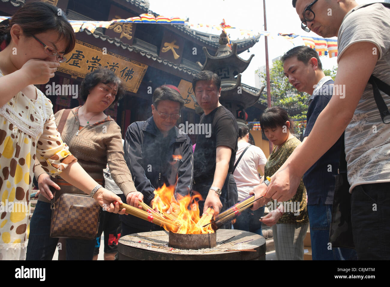 Beleuchtung-Weihrauch; Jade-Buddha-Tempel; Shanghai Stockfoto