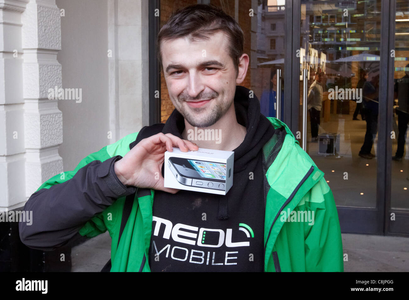 Rob Shoesmith zeigt sein neues iPhone 4 s nach als einer der ersten Menschen, ein Telefon im Covent Garden Shop kaufen. Stockfoto
