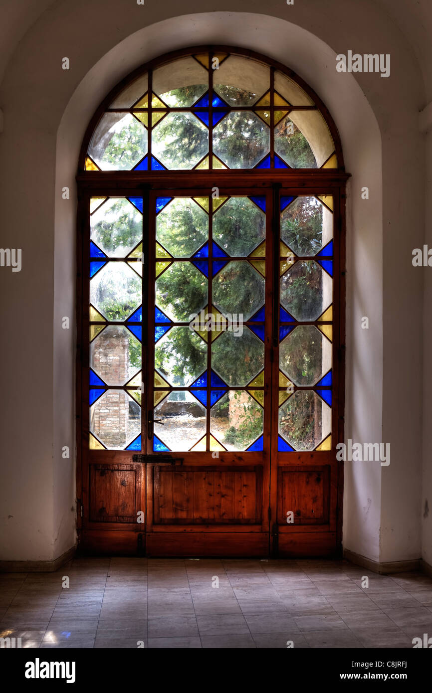 eine alte Glastür in einer italienischen villa Stockfoto