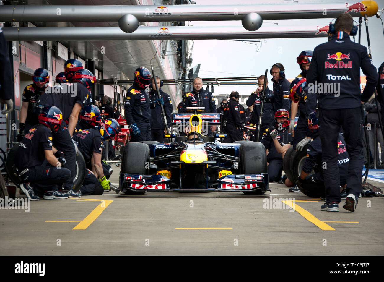 Red Bull Mechanik üben Boxenstopp vor britischen Formel 1 Grand Pix Stockfoto