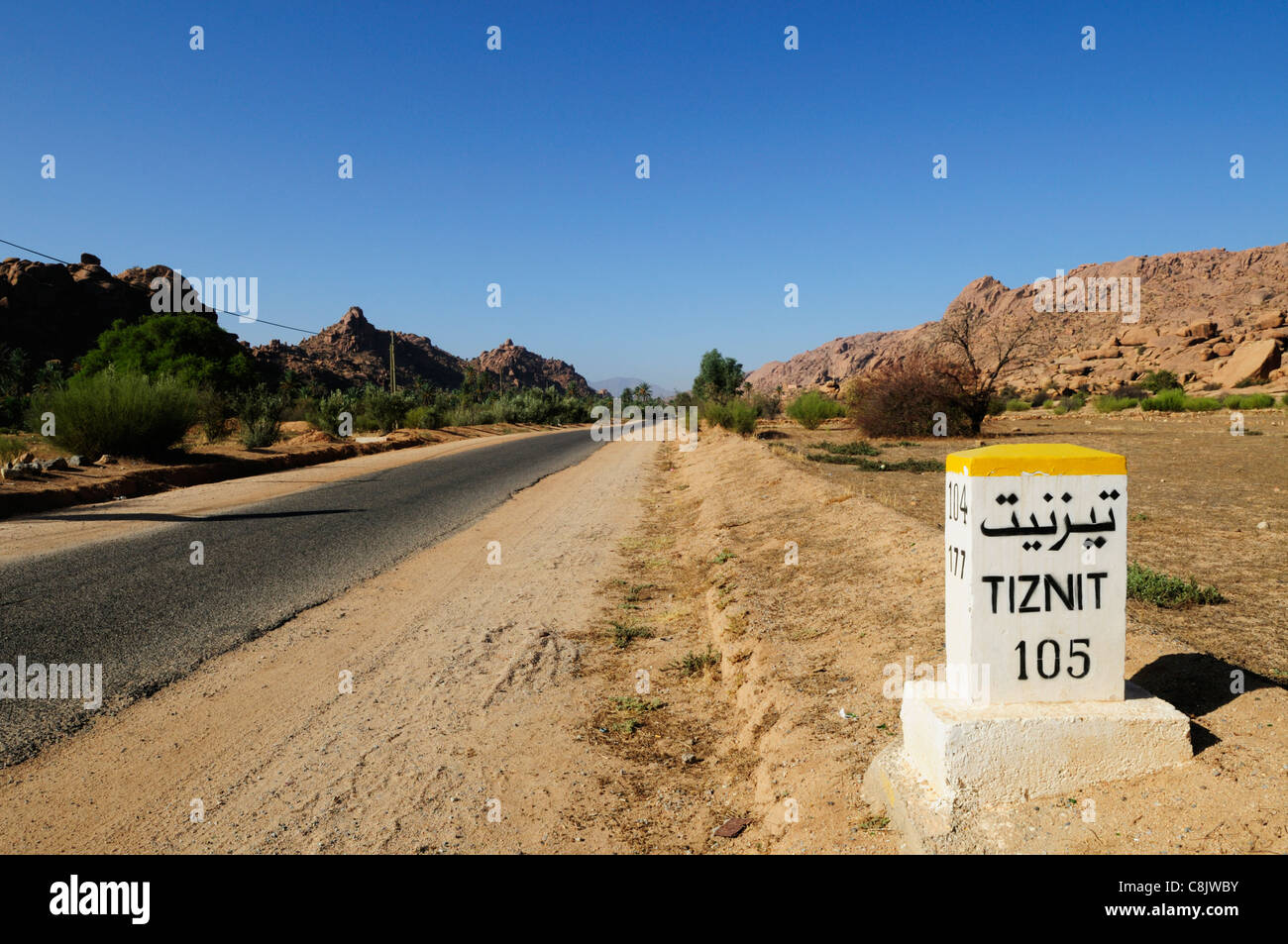 Tiznit 105 Km Meilenstein, Tafraoute, Marokko Stockfoto