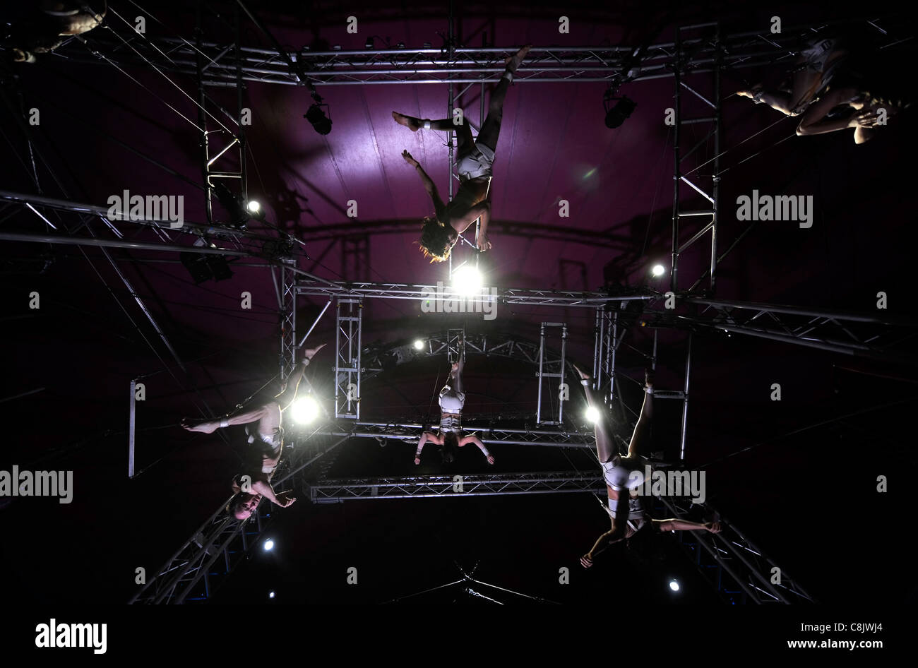 Abgehängte Hochseil Künstler üben mit der Nofitstate-Zirkus auf Tour in South Wales UK Stockfoto
