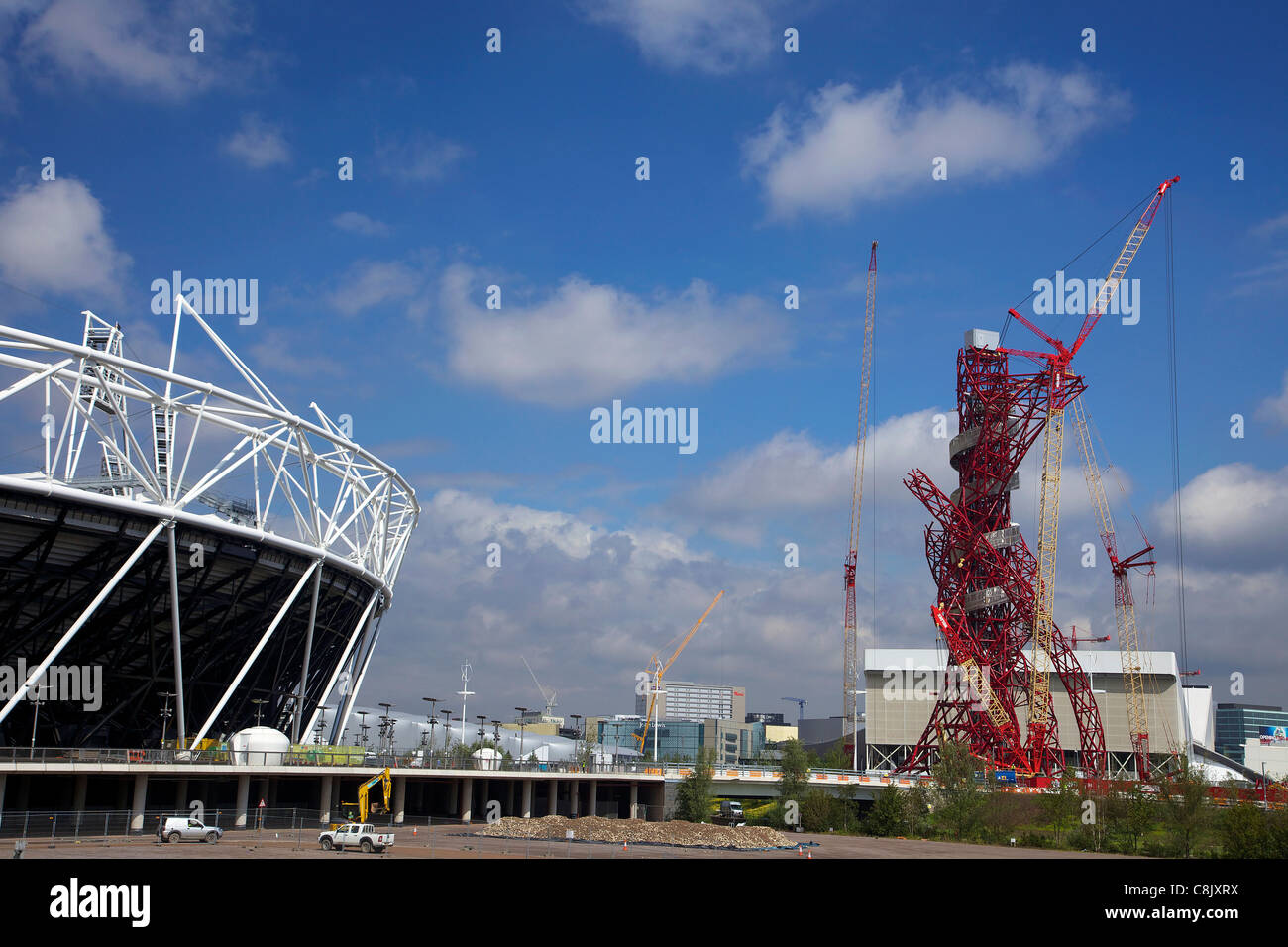 Bau-Verkehr in der Nähe des Olympiastadions 2012 und der ArcelorMittal Orbit von Anish Kapoor, Olympiapark, Stratford, Stockfoto