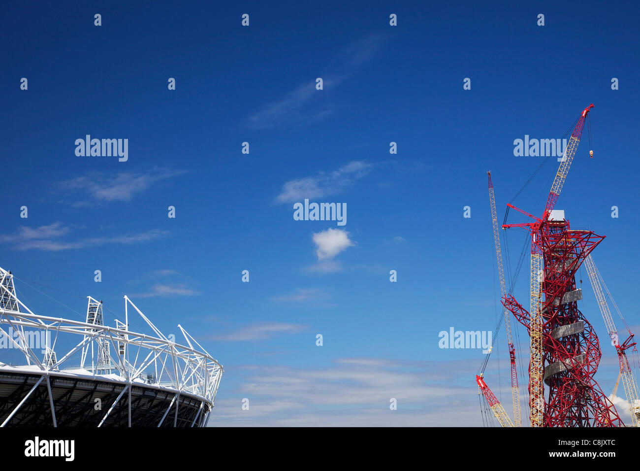 2012 Olympische Stadion und der ArcelorMittal Orbit von Anish Kapoor, Olympiapark, Stratford, East End, London, England, UK, vereinen Stockfoto