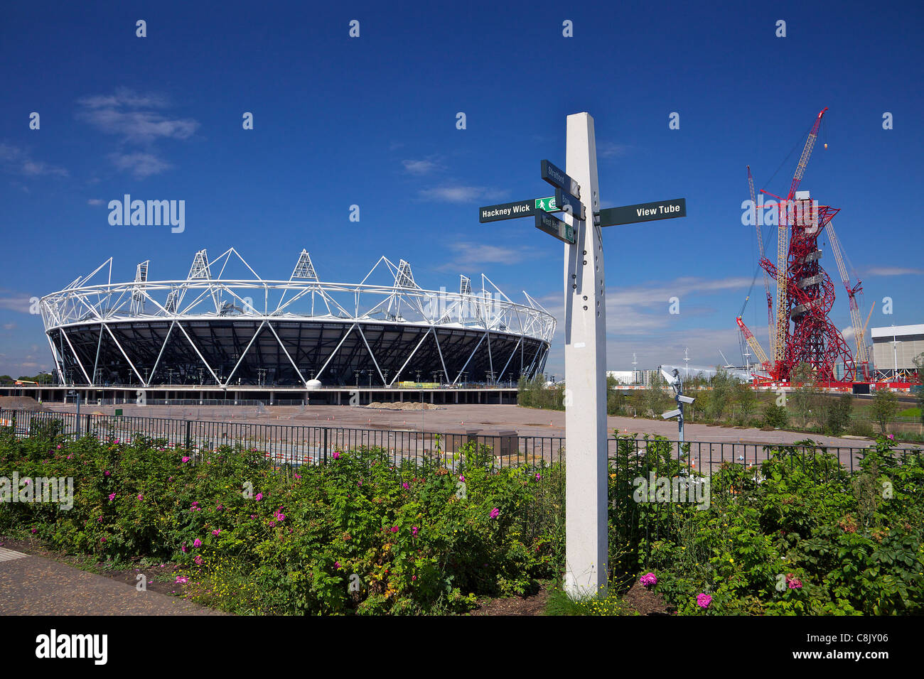 2012 Olympische Stadion und der ArcelorMittal Orbit von Anish Kapoor, Ansicht Rohr, Olympiapark, Stratford East End entnommen, Stockfoto